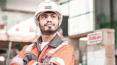 Foto man med bygghjälm på