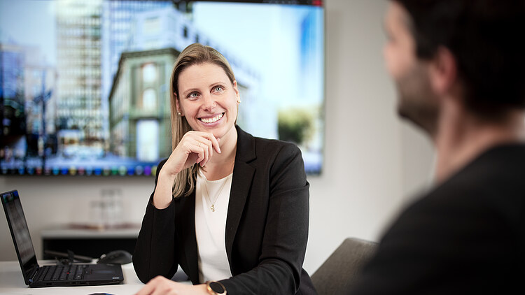 Foto av en projektledare som sitter i ett mötesrum.