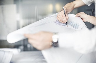 Foto av kvinna med bygghjälm och IPad i handen