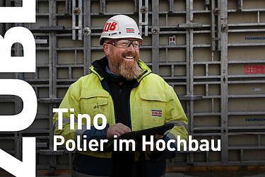 Foto av en projektledare som sitter i ett mötesrum.