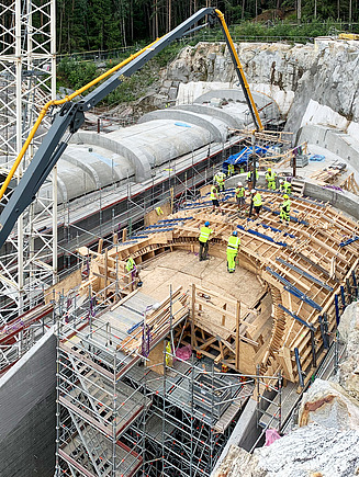 Photo Man with helmet and clasped hands looks up right