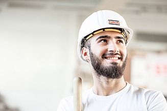 Man med hjälm och blå hjälm