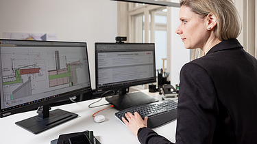 Foto av en projektledare som arbetar på sin dator