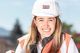 Foto Två medarbetare med bygghjälm