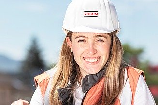 Foto Två medarbetare med bygghjälm