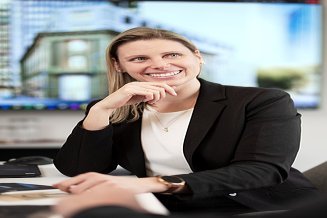 Frau in einem Besprechungsraum