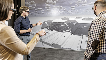 Bild 3 Medarbetare med VR-glasögon framför en skärm