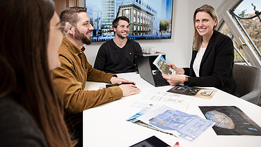 Foto av tre ZÜBLIN-anställda i ett möte