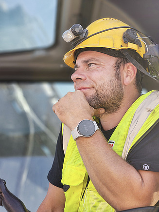 Pflasterer legt Steine