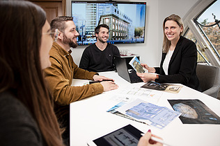 Foto av tre ZÜBLIN-anställda i ett möte