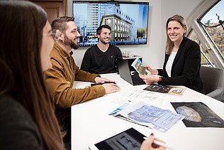 Foto av tre ZÜBLIN-anställda i ett möte