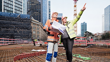 Foto av två ZÜBLIN-kollegor som står på en byggarbetsplats