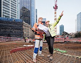 Foto av två ZÜBLIN-kollegor som står på en byggarbetsplats