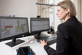 Foto av en projektledare som arbetar på sin dator