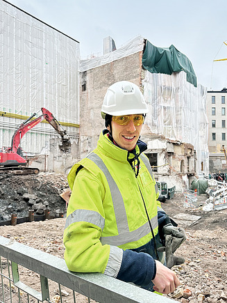 Photo Three people with helmet look at a tablet