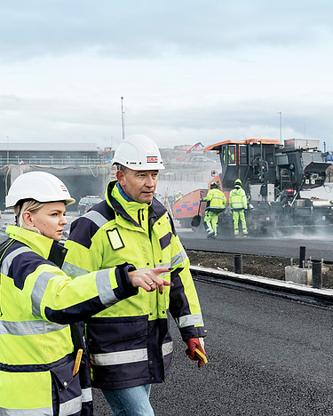 Människor på byggarbetsplatsen står enade